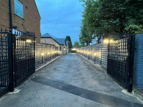 Cheerful 4 Bedroom luxury house with free parking